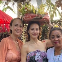 Melalui Instagram Story miliknya, adik dari Keenan Pearce itu juga membagikan potret dirinya setelah melakukan ritual penyucian diri. Tanpa pulasan makeup dan dengan mata yang sedikit sembab, Pevita Pearce terlihat tetap cantik natural. Foto: Instagram/@pevpearce