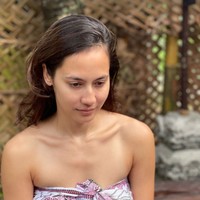 Begini penampilan Pevita Pearce sebelum melakukan upacara penyucian diri. Dengan rambut yang dibiarkan terurai dan wajah tanpa pulasan makeup sama sekali, Pevita terlihat tetap memukau. Foto: Instagram/@pevpearce