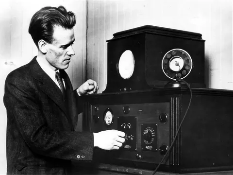Philo Farnsworth menjadi penemu televisi elektronik asal Amerika di usianya yang ke-14.