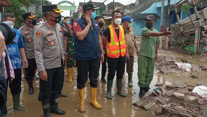 Plt Wali Kota Bekasi Tri Adhianto dan Kapolres Metro Bekasi Kota Kombes Hengki meninjau lokasi banjir di perumahan Pondok Gede Permai, Bekasi, Kamis (17/2/2022).