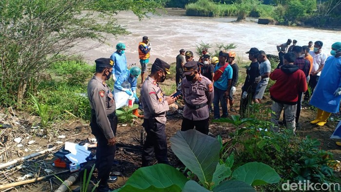 Polisi bersama Tim SAR saat melakukan evakuasi mayat di Bantaran Sungai Oya, Pedukuhan Putat, Rt 02, Kalurahan Selopamioro, Kapanewon Imogiri, Bantul, Kamis (17/2/2022).