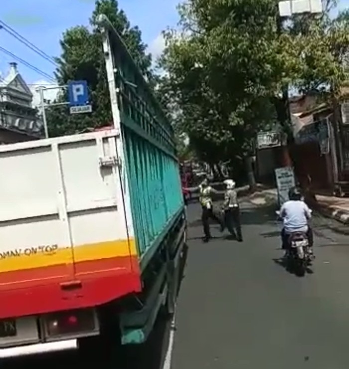 Video polisi yang melempar helm kepada pengemudi truk viral di Kudus