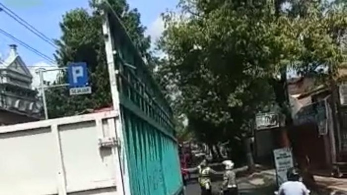 Video polisi yang melempar helm kepada pengemudi truk viral di Kudus
