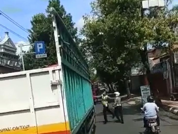 Video polisi yang melempar helm kepada pengemudi truk viral di Kudus