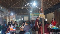 Meski terlihat sederhana, tapi pengunjungnya ramai dan berjubel lho. Traveler boleh memilih sendiri ikan yang mau dibakar. Ikannya terbilang sangat fresh karena baru datang di hari itu. (Wahyu Setyo Widodo/detikTravel)