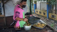 Mas-mas yang bertugas membakar ikan terlihat begitu cekatan. Dia mengoleskan bumbu kuning rahasia yang jadi andalan saat membakar ikan. Sambil mengipas bara api, dia membolak-balik ikan yang sudah dioles bumbu tadi. (Wahyu Setyo Widodo/detikTravel)