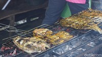 Ada beberapa jenis ikan yang dijual di rumah makan ini. Untuk jenis ikannya ada kerapu, kakap merah, kakap putih, bawal, senggarat, senangin, hingga ikan Singapur. Harga per ons-nya dibanderol mulai dari Rp 13.000 hingga 21.000. (Wahyu Setyo Widodo/detikTravel)