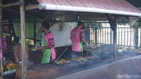 Rumah makan ini berada di Jalan Tani No 150, Pasiran, Singkawang. Tempat para karyawan restoran membakar ikan diletakkan di depan, harumnya sungguh semerbak mewangi. (Wahyu Setyo Widodo/detikTravel)