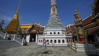 Mengutip Banana Thai School, Krung Thep Maha Nakhon memiliki arti kota besar para bidadari. Krung diartikan sebagai kota, biasanya merujuk pada ibu kota. Sementara itu, Thep diartikan sebagai bidadari. Maha memiliki arti besar, dan nakhon memiliki arti kota.