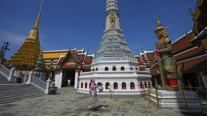 Otoritas Thailand mengumumkan perubahan nama untuk ibu kota Bangkok. Kantor Royal Society Thailand (ORST) mengumumkan bahwa Bangkok akan memiliki nama resmi Krung Thep Maha Nakhon. (AP Photo/Sakchai Lalit)