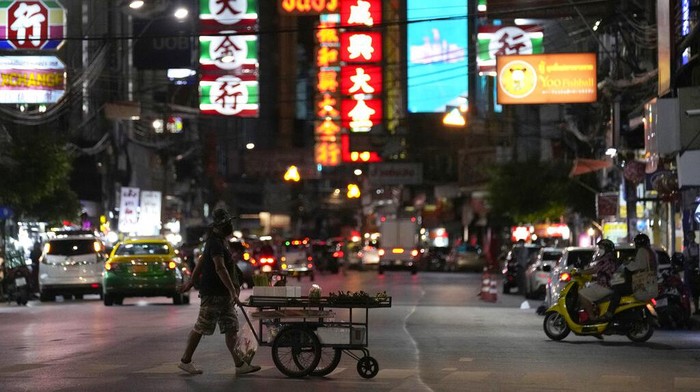 Otoritas Thailand mengumumkan perubahan nama untuk ibu kota Bangkok. Kantor Royal Society Thailand (ORST) mengumumkan bahwa Bangkok akan memiliki nama resmi Krung Thep Maha Nakhon. (AP Photo/Sakchai Lalit)
