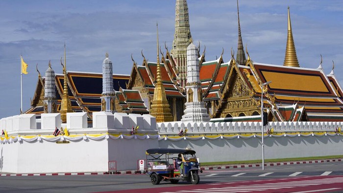 Otoritas Thailand mengumumkan perubahan nama untuk ibu kota Bangkok. Kantor Royal Society Thailand (ORST) mengumumkan bahwa Bangkok akan memiliki nama resmi Krung Thep Maha Nakhon. (AP Photo/Sakchai Lalit)