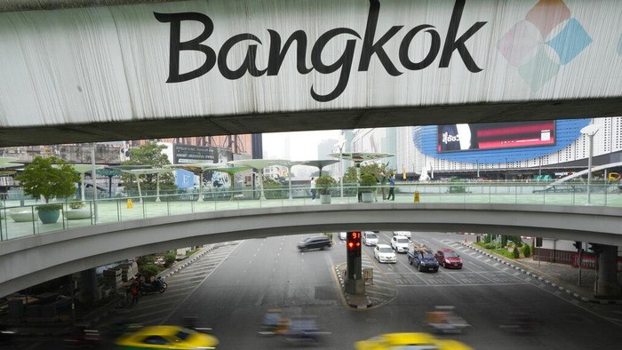 Otoritas Thailand mengumumkan perubahan nama untuk ibu kota Bangkok. Kantor Royal Society Thailand (ORST) mengumumkan bahwa Bangkok akan memiliki nama resmi Krung Thep Maha Nakhon. (AP Photo/Sakchai Lalit)