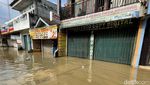 Potret Warga Bekasi Beraktivitas di Tengah Banjir
