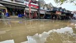 Potret Warga Bekasi Beraktivitas di Tengah Banjir