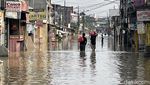 Potret Warga Bekasi Beraktivitas di Tengah Banjir