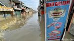 Potret Warga Bekasi Beraktivitas di Tengah Banjir