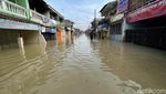 Potret Warga Bekasi Beraktivitas di Tengah Banjir