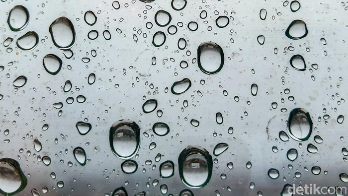 Prakiraan cuaca hari ini untuk wilayah Jabodetabek adalah hujan disertai petir.. Lalu, bagaimana prakiraan cuaca di Jabodetabek hari ini?