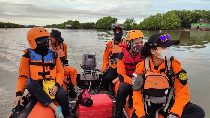 Proses pencarian korban tewas perahu terbalik di Maros Sulsel (Dok. Istimewa)