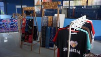 Pusat Oleh-oleh Jajanan Singkawang ini berada di Jalan Pangeran Diponegoro No 23A, Singkawang. Tempat ini buka mulai pukul 07.00 pagi hingga 23.00 WIB. (Wahyu Setyo Widodo/detikTravel)