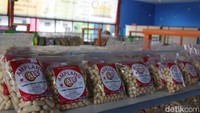 Pihak pengelola menjamin produk oleh-oleh yang dijual di tempatnya adalah produksi UMKM lokal Singkawang. Namun untuk ke depannya, dia berharap tak hanya menjual produk dari UMKM Singkawang saja, tapi dari semua daerah di Kalimantan Barat. (Wahyu Setyo Widodo/detikTravel)