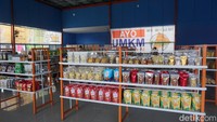 Oleh-oleh yang dijual di sini termasuk lengkap. Dari snack, kopi, madu, sirup, kerajinan tangan, batik, hingga kaos-kaos pun ada. Traveler tinggal pilih saja mau bawa pulang oleh-oleh yang mana. (Wahyu Setyo Widodo/detikTravel)