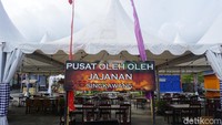 Pusat Oleh-oleh dan Jajanan Singkawang, begitulah nama tempat satu ini. Tempat ini merupakan sentra oleh-oleh terbesar sekaligus satu-satunya di Singkawang. Kamu bisa berbelanja oleh-oleh sampai puas di sini. (Wahyu Setyo Widodo/detikTravel)