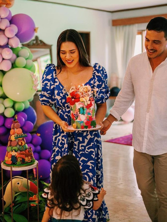 Tak hanya satu, ada beberapa kue ulang tahun yang khusus dibuat untuk Zalina. Salah satu kue ultah itu tampak dibawakan langsung oleh Raisa dan Hamish Daud. Melihat orangtuanya membawakan kue ultah, Zalina pun langsung menghampiri Raisa dan Hamish. Foto: Instagram/@raisa6690