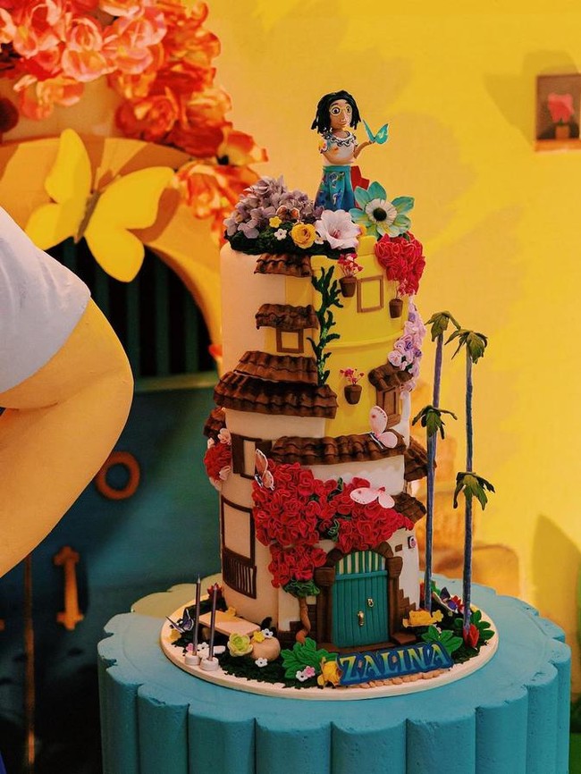 Ini adalah salah satu foto kue ulang tahun Zalina. Kue tersebut tampak cukup besar. Terdapat tulisan nama Zalina di bagian bawahnya. Sementara untuk desainnya, disesuaikan dengan tema perayaan ultah ke-3 Zalina yang terinspirasi dari film Encanto. Foto: Instagram/@raisa6690