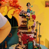 Ini adalah salah satu foto kue ulang tahun Zalina. Kue tersebut tampak cukup besar. Terdapat tulisan nama Zalina di bagian bawahnya. Sementara untuk desainnya, disesuaikan dengan tema perayaan ultah ke-3 Zalina yang terinspirasi dari film Encanto. Foto: Instagram/@raisa6690