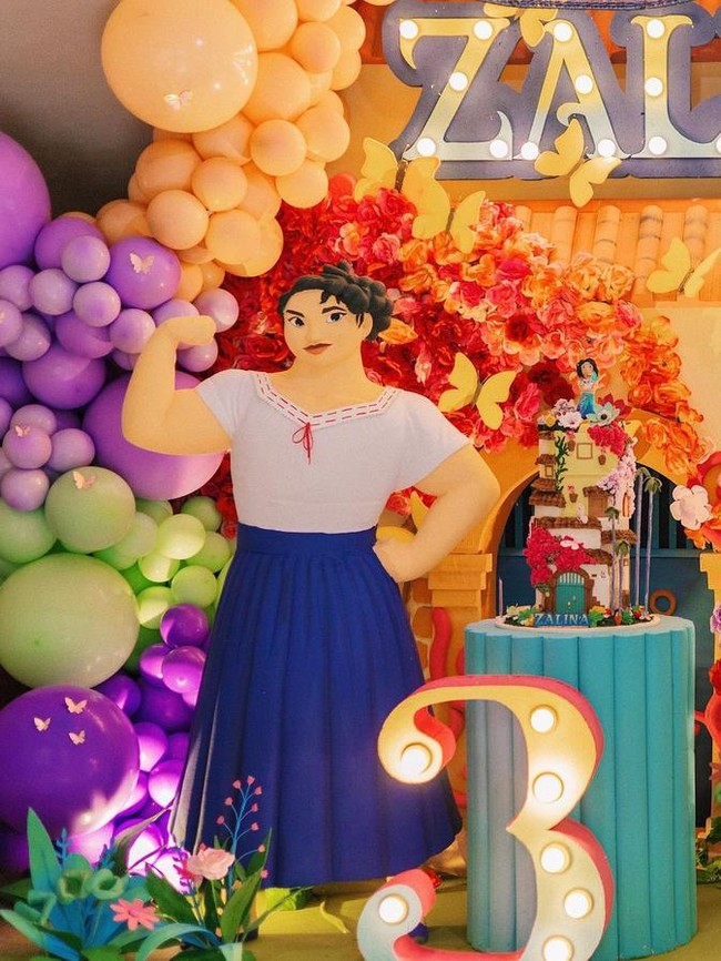 Melalui keterangan unggahan di Instagramnya, Raisa menjelaskan bahwa dirinya memang tak mau setengah-setengah untuk merayakan ulang tahun sang anak tercinta. Untuk ultah Zalina kali ini, dirinya memilih tema Encanto. Dalam film tersebut ada 2 karakter yang diidolakan oleh Zalina, yaitu Luisa dan Isabella. Foto: Instagram/@raisa6690