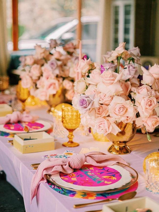 Walau hanya dirayakan di rumah, namun dekorasi ultah ke-3 Zalina itu terlihat cukup mewah. Meja makannya pun telah didekor sedemikian rupa. Dengan didominasi warna merah muda dan emas, meja makan tersebut jadi terlihat elegan. Foto: Instagram/@raisa6690