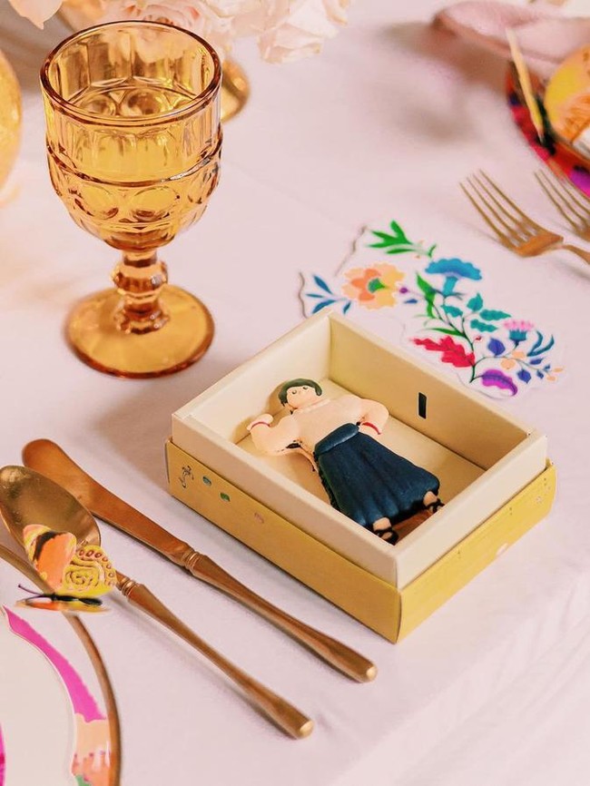Di masing-masing tempat duduk juga disediakan kue unik dan lucu berbentuk karakter yang ada di film Encanto. Untuk menambah estetika, terdapat beberapa hiasan seperti hiasan berbentuk kupu-kupu yang ditempel di samping piring makan. Foto: Instagram/@raisa6690