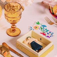 Di masing-masing tempat duduk juga disediakan kue unik dan lucu berbentuk karakter yang ada di film Encanto. Untuk menambah estetika, terdapat beberapa hiasan seperti hiasan berbentuk kupu-kupu yang ditempel di samping piring makan. Foto: Instagram/@raisa6690