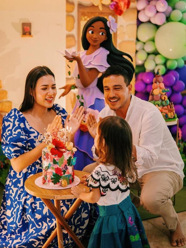 Melalui akun Instagram pribadinya, Raisa tampak mengunggah momen perayaan ulang tahun sang anak, Zalina Raine Wyllie yang ke-3. Tak hanya sendiri, sang suami, Hamish Daud juga terlihat ikut hadir dalam perayaan ultah sang putri tercinta. Ekspresi bahagia pun tampak jelas terlihat di wajah Raisa dan Hamish. Foto: Instagram/@raisa6690