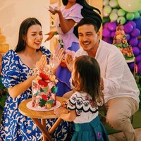 Melalui akun Instagram pribadinya, Raisa tampak mengunggah momen perayaan ulang tahun sang anak, Zalina Raine Wyllie yang ke-3. Tak hanya sendiri, sang suami, Hamish Daud juga terlihat ikut hadir dalam perayaan ultah sang putri tercinta. Ekspresi bahagia pun tampak jelas terlihat di wajah Raisa dan Hamish. Foto: Instagram/@raisa6690