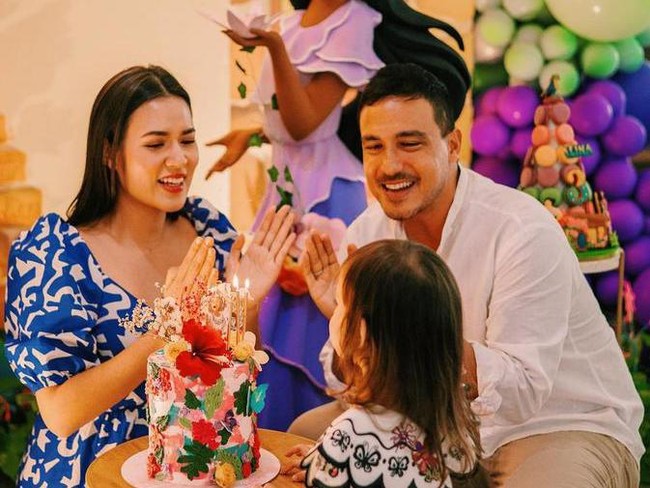Penyanyi Raisa juga dikenal sangat jarang membagikan momen bersama putrinya, Zalina Raine Wyllie. Kalaupun ada, wajah Zalina selalu disamarkan. Foto: Instagram/@raisa6690