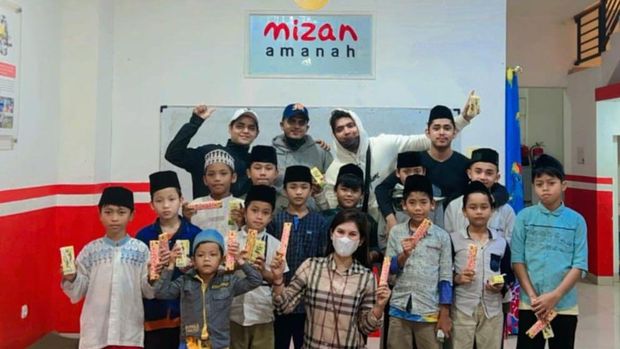 Rhemanty saat bagi-bagi cokelat ke anak panti asuhan.