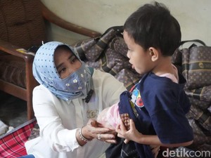Tolong, Bocah di Sidoarjo Ini Butuh Biaya Operasi Kelainan Usus