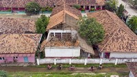 Foto udara kondisi bangunan ruang kelas yang ambruk di SDN Rawagempol Kulon I, Cilamaya Wetan, Karawang, Jawa Barat, Kamis (17/2/2022).