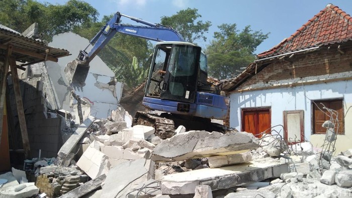 Pasutri di Ponorogo, Nur Rohani dan Sunarti nekat membongkar rumah yang sudah mereka bangun. Sebab, mereka berniat bercerai setelah saling cemburu.