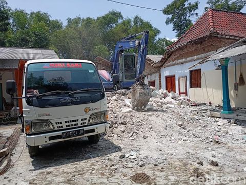 Pasutri di Ponorogo, Nur Rohani dan Sunarti nekat membongkar rumah yang sudah mereka bangun. Sebab, mereka berniat bercerai setelah saling cemburu.