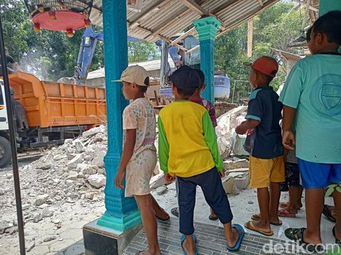 Pasutri di Ponorogo, Nur Rohani dan Sunarti nekat membongkar rumah yang sudah mereka bangun. Sebab, mereka berniat bercerai setelah saling cemburu.