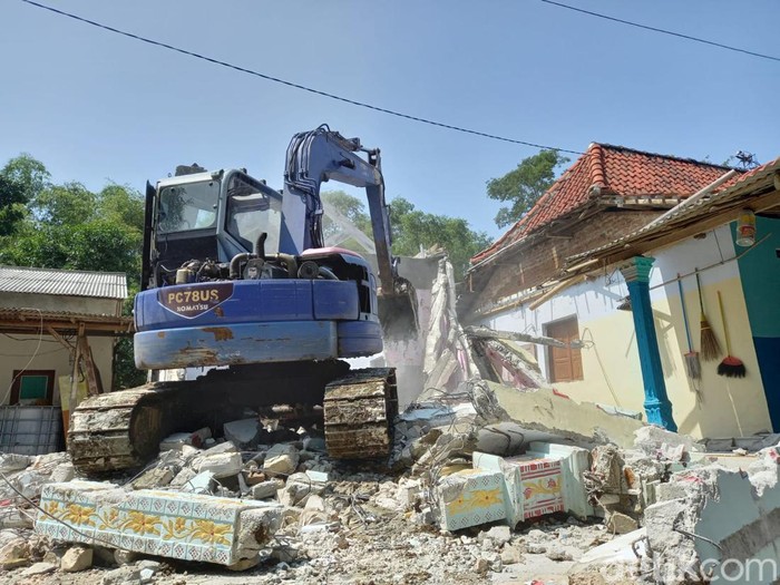 Pasutri di Ponorogo, Nur Rohani dan Sunarti nekat membongkar rumah yang sudah mereka bangun. Sebab, mereka berniat bercerai setelah saling cemburu.