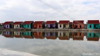 Deretan rumah nelayan warna-warni ini tampak indah dilihat dengan refleksi dari danau yang buatannya itu. Nantinya rumah nelayan itu juga menjadi salah satu destinasi ikutan wisata di kampung Bahari Mauk Tangerang.