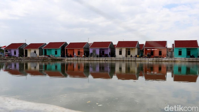 Rumah Nelayan Warna-warni Beginilah permukiman Nelayan Warna-warni di Mauk, Tangerang yang telah direvitalisasi guna mempercantik dan memperindah kawasan wisata pesisir tersebut.