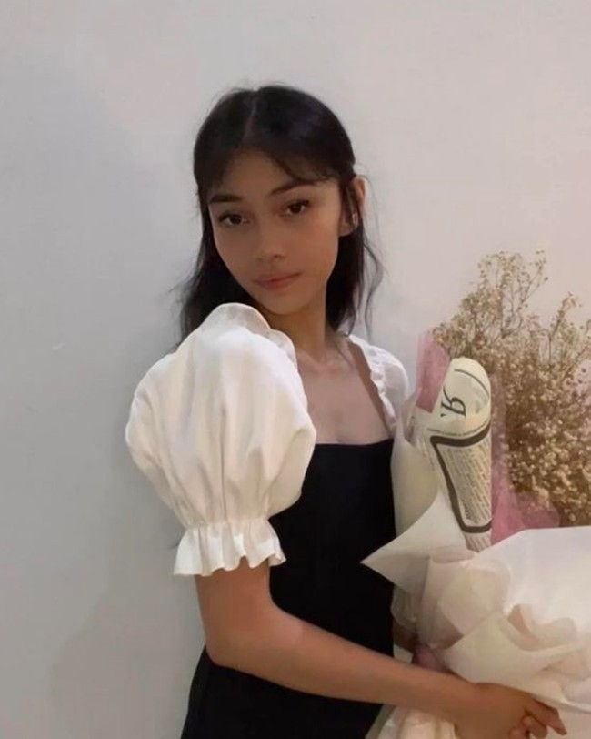 Sasi punya wajah cantik gabungan dari pesona ayag dan ibunya. Dalam foto terbarunya ini, Sasi mengucapkan hari Valentine. Dia berpose dengan dress hitam dengan lengan bervolume sambil membawa bucket bunga. Foto: dok. Instagram/@sasiasmara