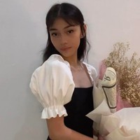 Sasi punya wajah cantik gabungan dari pesona ayag dan ibunya. Dalam foto terbarunya ini, Sasi mengucapkan hari Valentine. Dia berpose dengan dress hitam dengan lengan bervolume sambil membawa bucket bunga. Foto: dok. Instagram/@sasiasmara