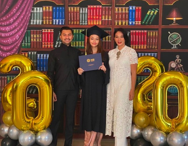 Inilah potret kelulusan Sasi dari SMA. Diapit oleh Anjasmara dan Dian Nitami, tampak Sasi memakai toga kelulusan. Foto: dok. Instagram/@sasiasmara